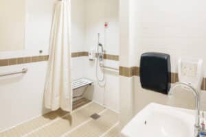 Central bathroom with access seating