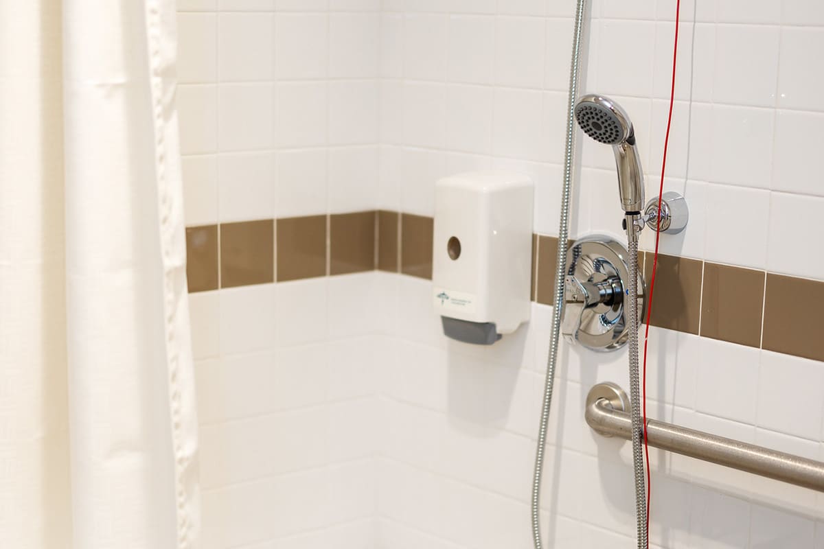 Central bathroom with access seating